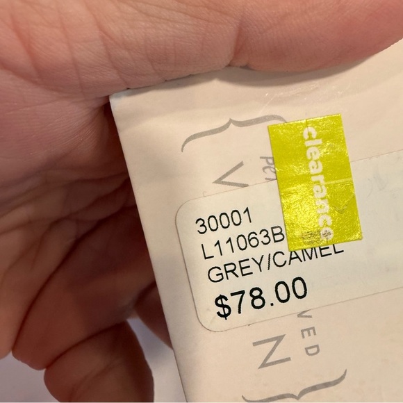 Seven Days Women's Tote/ Shoulder Bag gray W/ Tan Trim Zip Close NWT - Picture 3 of 14